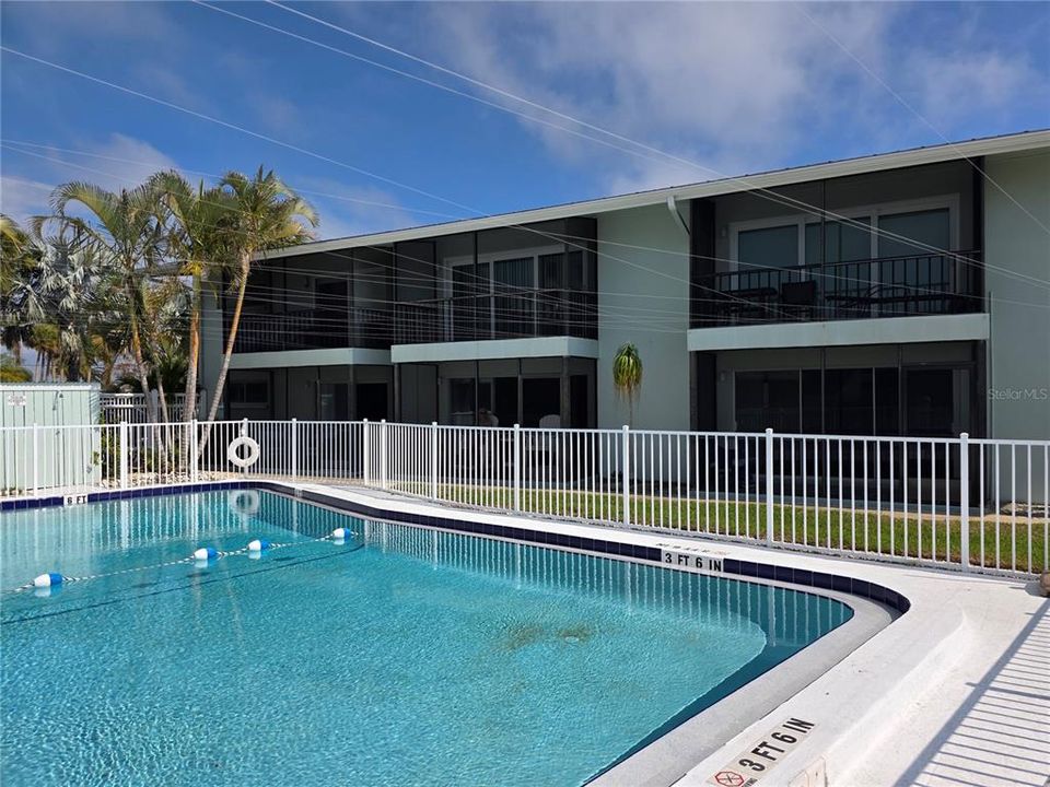 For Sale: $299,900 (1 beds, 1 baths, 562 Square Feet)