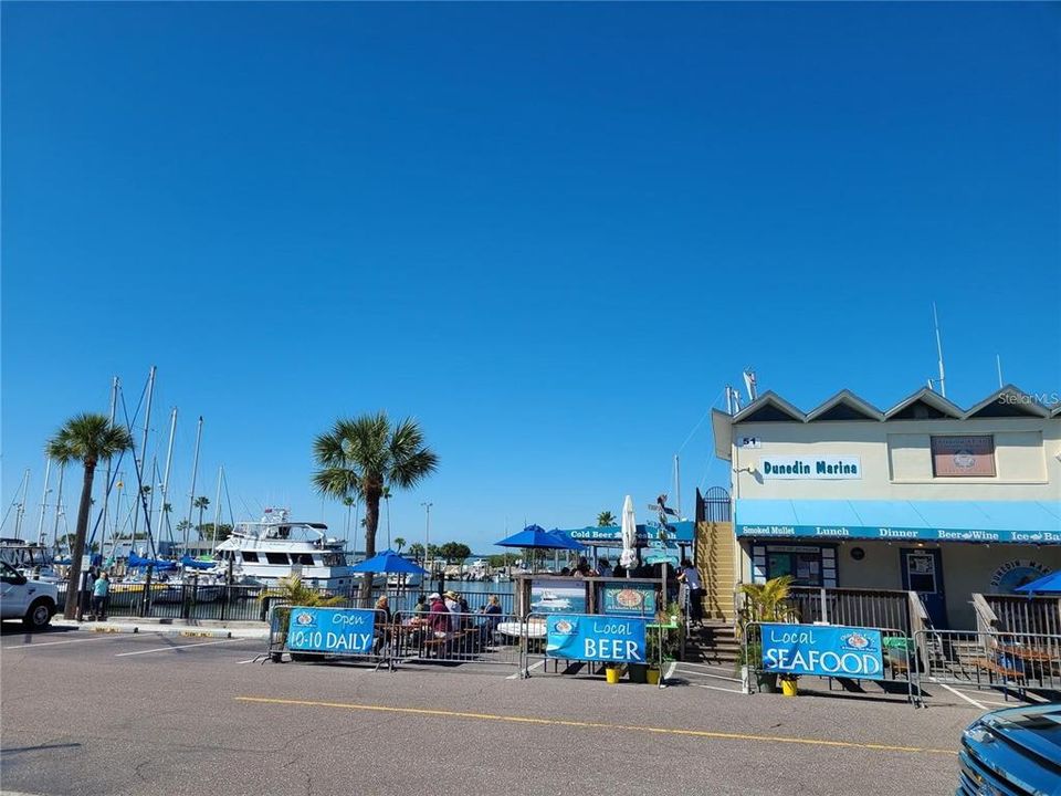 For Sale: $299,900 (1 beds, 1 baths, 562 Square Feet)