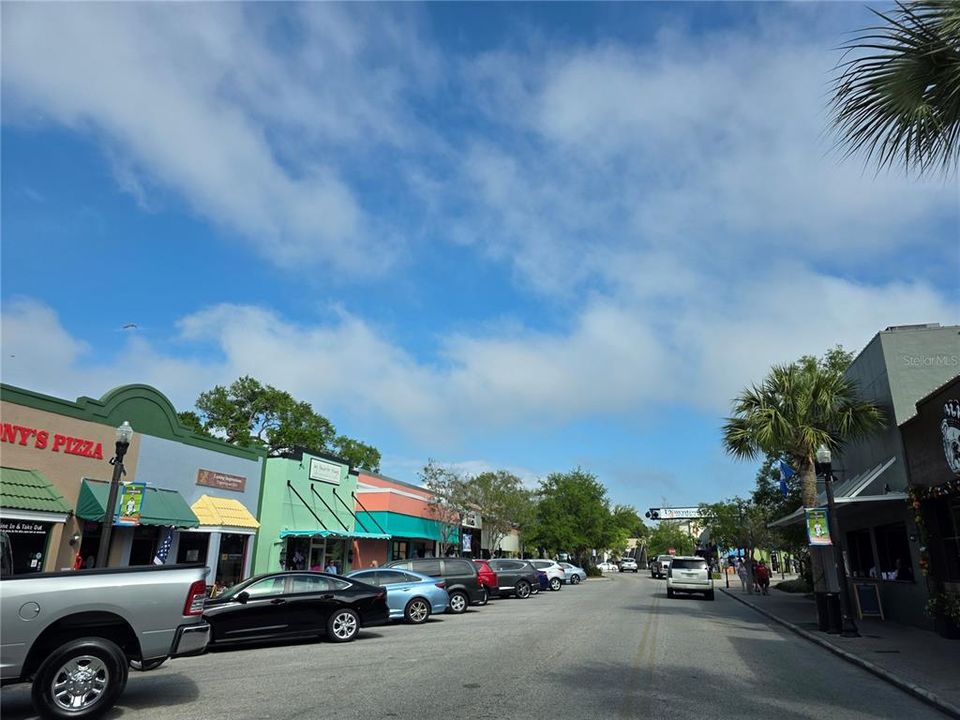 For Sale: $299,900 (1 beds, 1 baths, 562 Square Feet)