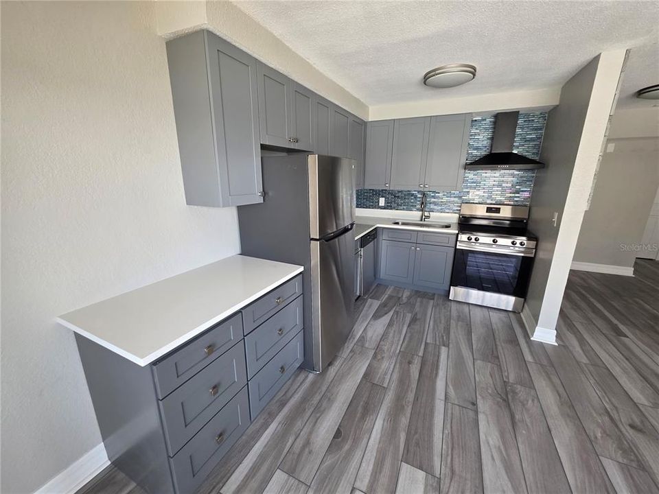 For Sale: $299,900 (1 beds, 1 baths, 562 Square Feet)