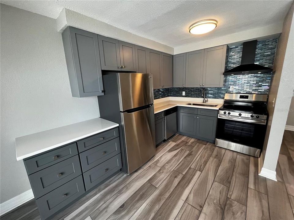 For Sale: $299,900 (1 beds, 1 baths, 562 Square Feet)