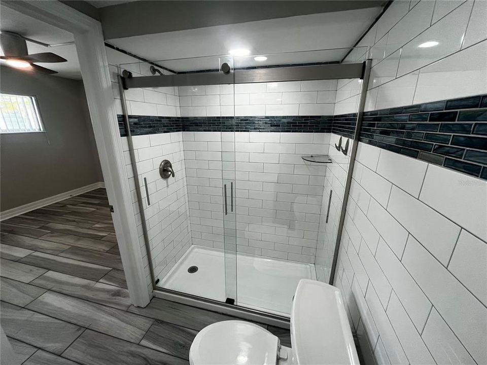 For Sale: $299,900 (1 beds, 1 baths, 562 Square Feet)