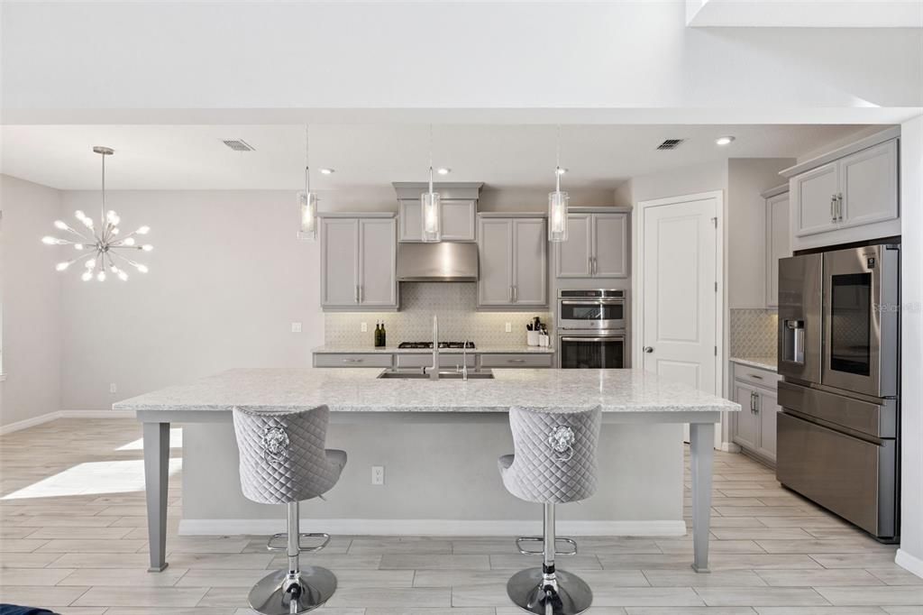 Activo con contrato: $729,900 (4 camas, 3 baños, 4084 Pies cuadrados)