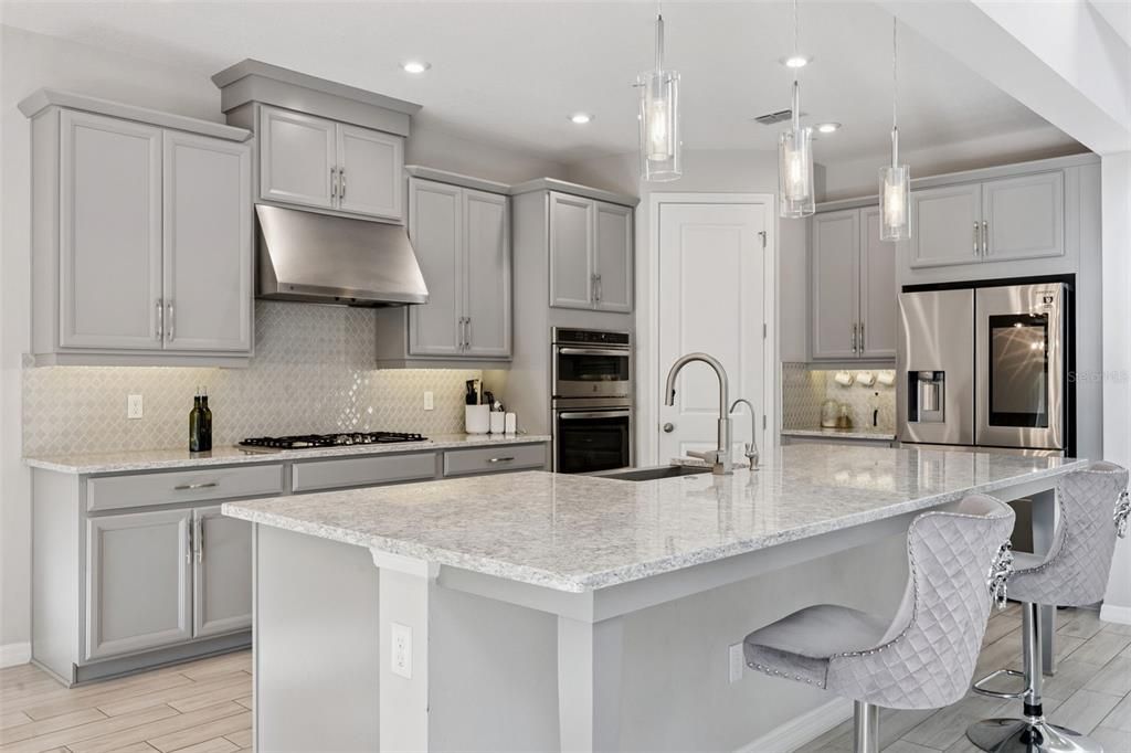 Activo con contrato: $729,900 (4 camas, 3 baños, 4084 Pies cuadrados)