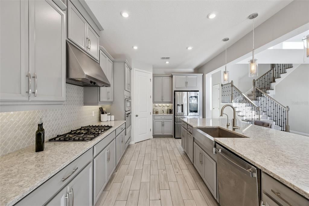 Activo con contrato: $729,900 (4 camas, 3 baños, 4084 Pies cuadrados)