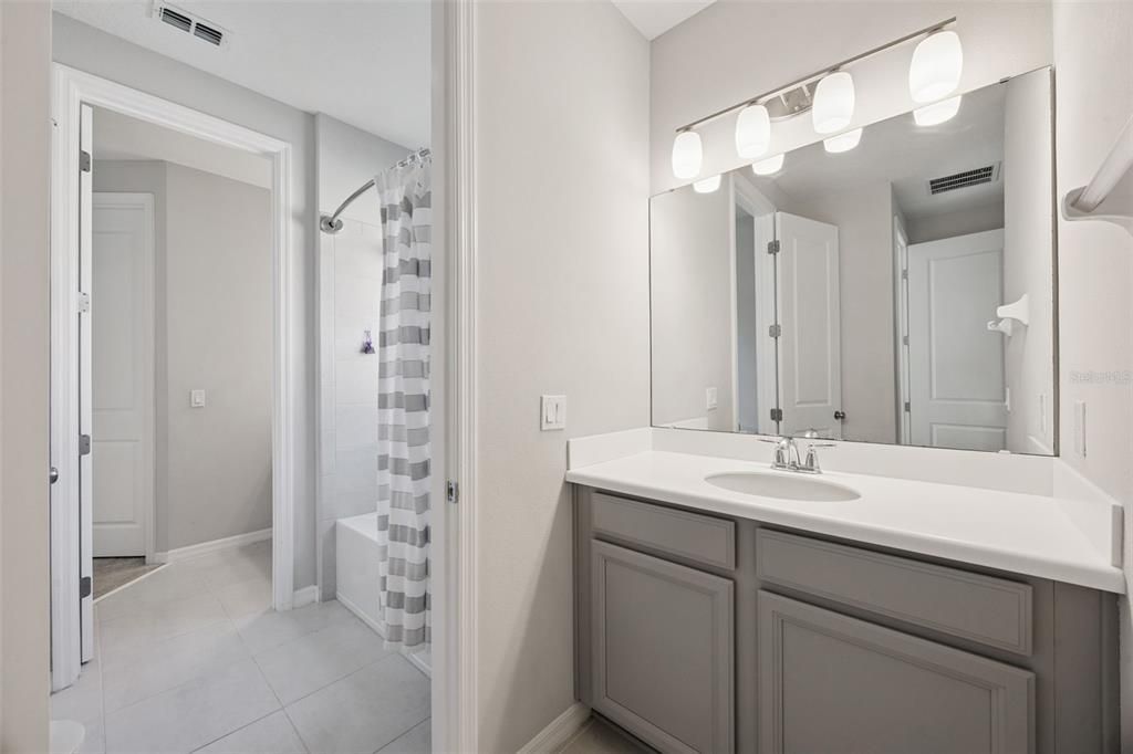 Activo con contrato: $729,900 (4 camas, 3 baños, 4084 Pies cuadrados)