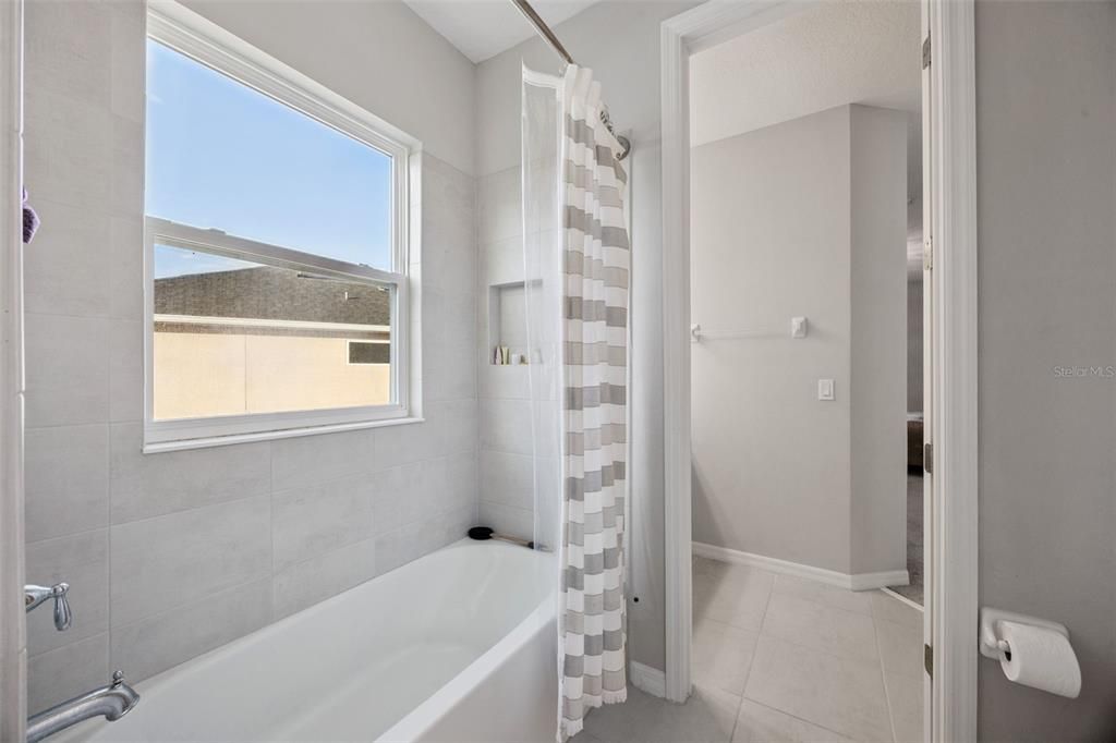 Activo con contrato: $729,900 (4 camas, 3 baños, 4084 Pies cuadrados)