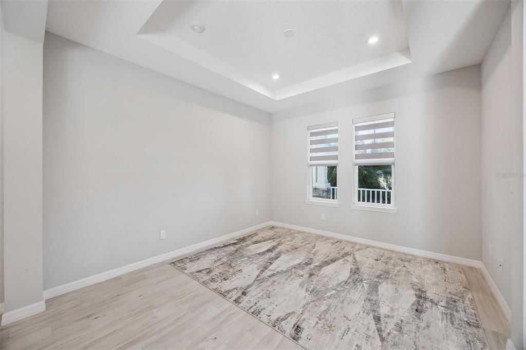 Activo con contrato: $729,900 (4 camas, 3 baños, 4084 Pies cuadrados)