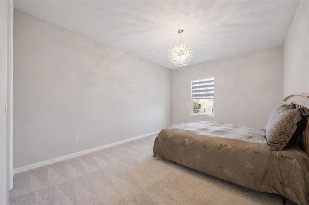 Activo con contrato: $729,900 (4 camas, 3 baños, 4084 Pies cuadrados)