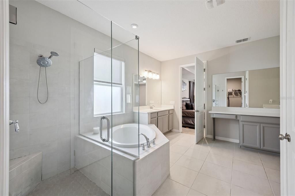 Activo con contrato: $729,900 (4 camas, 3 baños, 4084 Pies cuadrados)