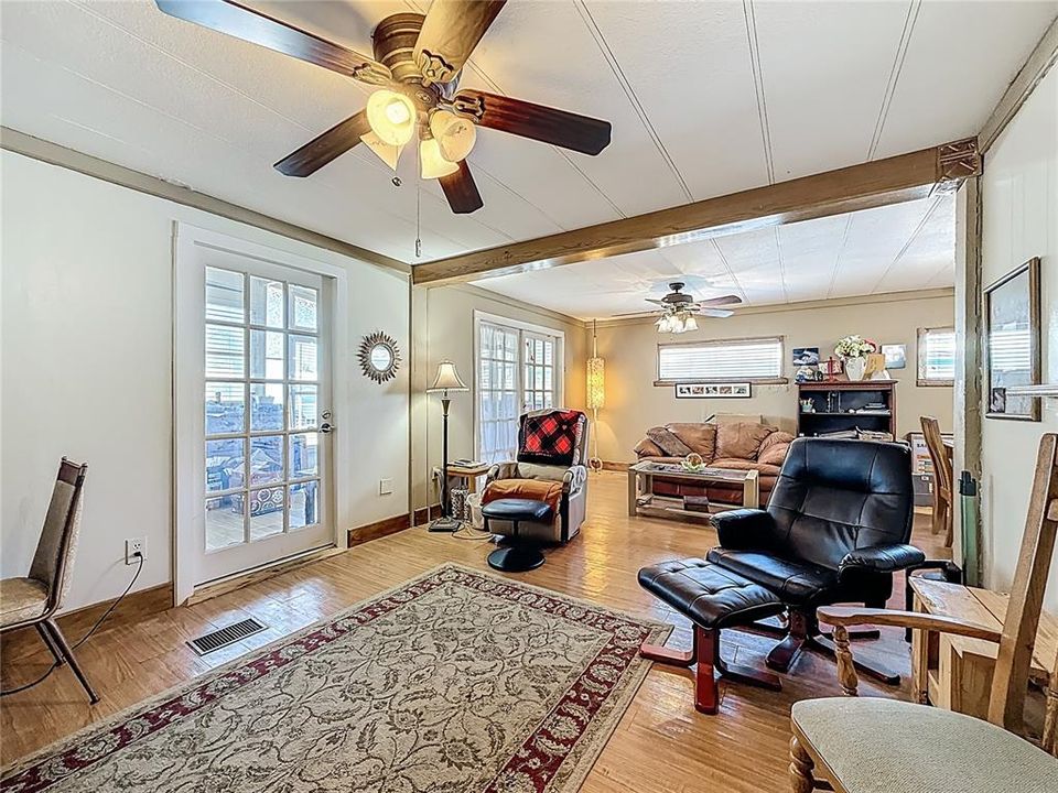 待售: $90,000 (2 贝兹, 2 浴室, 1012 平方英尺)