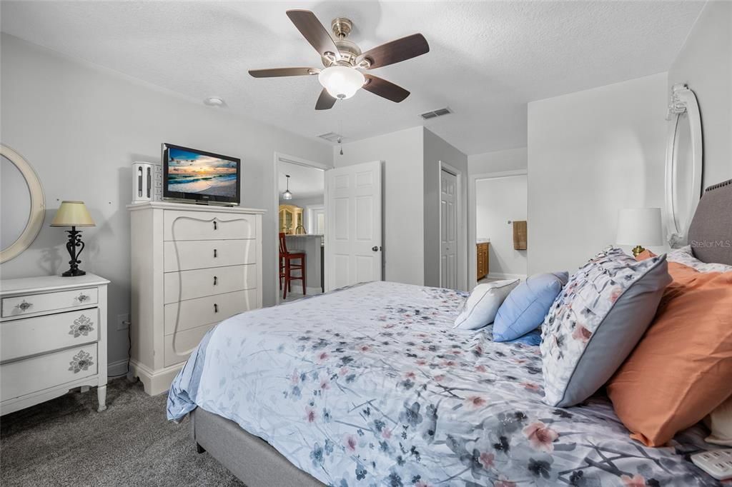 For Sale: $275,000 (2 beds, 2 baths, 1305 Square Feet)