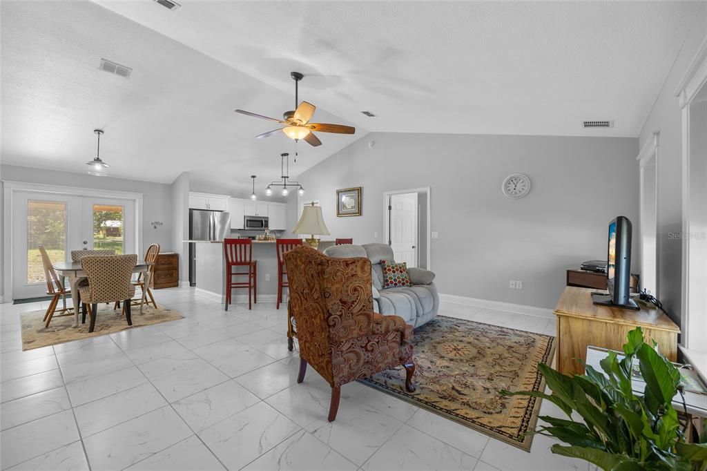 For Sale: $275,000 (2 beds, 2 baths, 1305 Square Feet)
