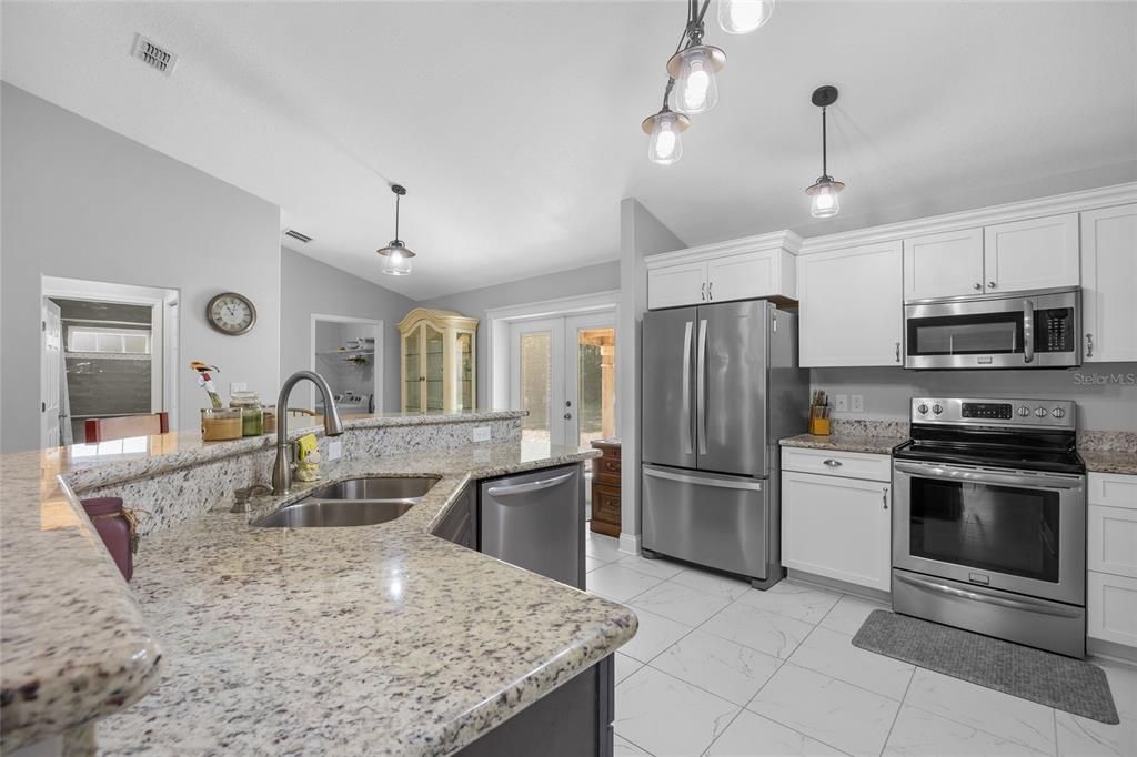 For Sale: $275,000 (2 beds, 2 baths, 1305 Square Feet)