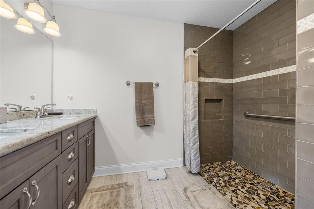 For Sale: $275,000 (2 beds, 2 baths, 1305 Square Feet)