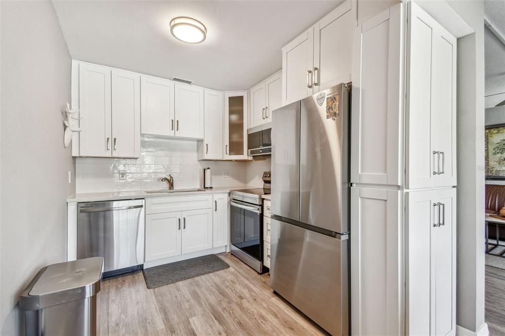 Под контрактом: $129,900 (1 спален, 1 ванн, 874 Квадратных фут)