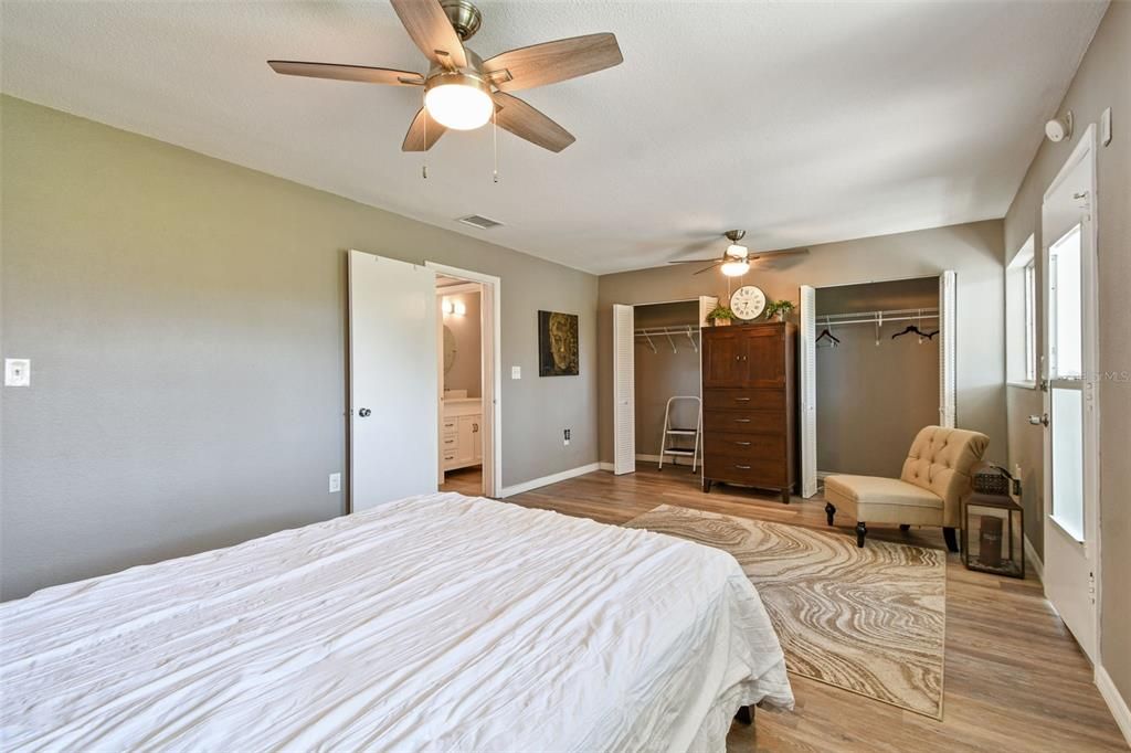 Под контрактом: $129,900 (1 спален, 1 ванн, 874 Квадратных фут)