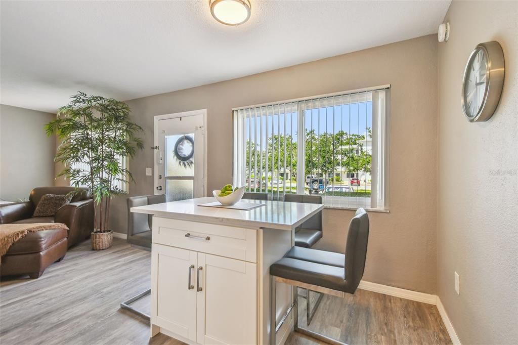 Под контрактом: $129,900 (1 спален, 1 ванн, 874 Квадратных фут)