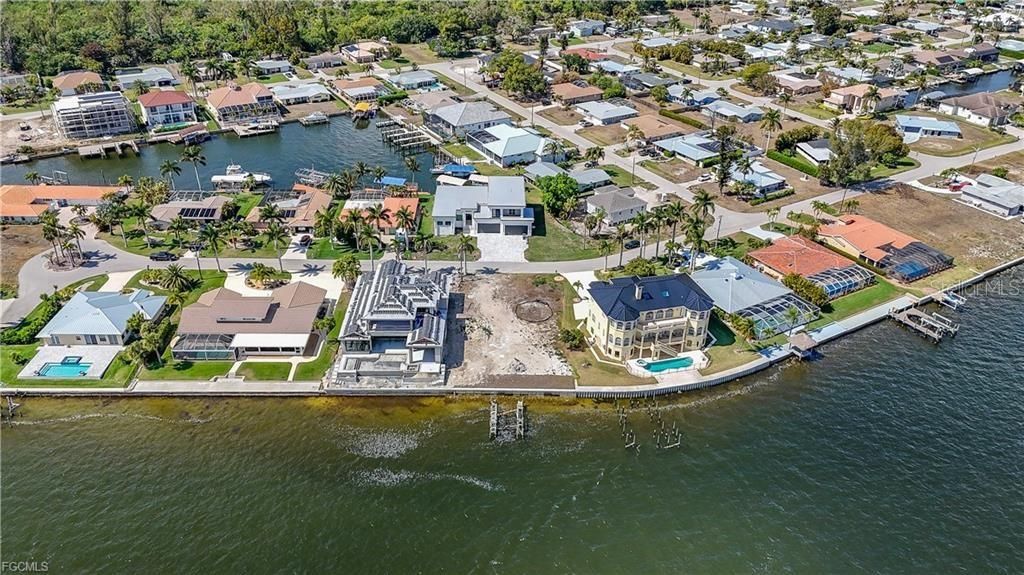 На продажу: $1,600,000 (0.26 acres)