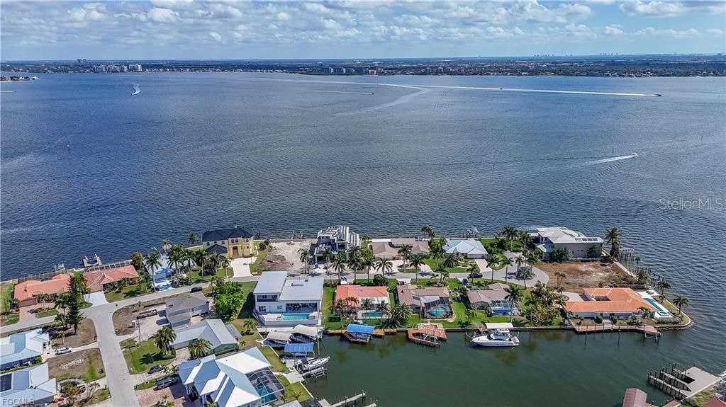 На продажу: $1,600,000 (0.26 acres)