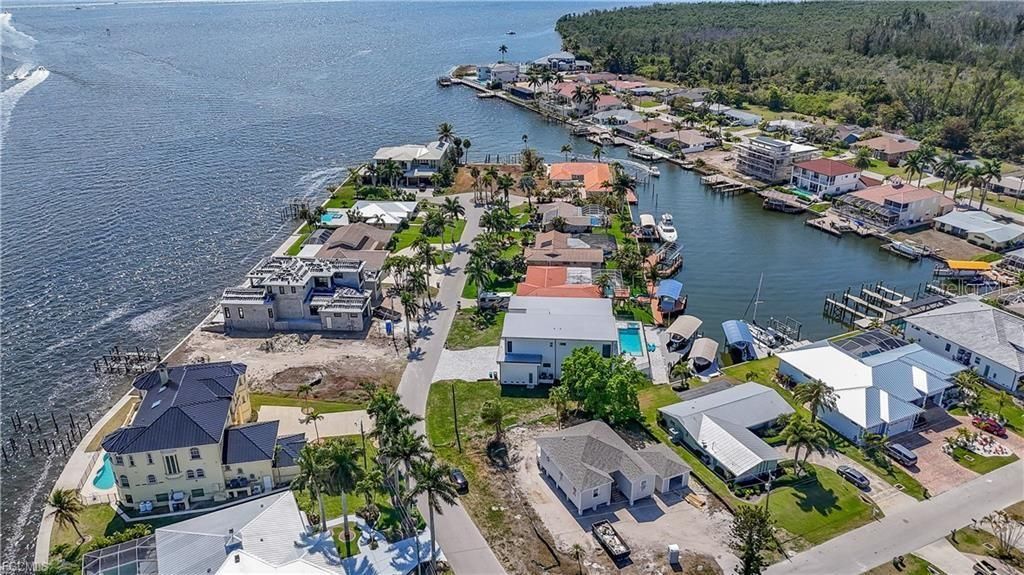 На продажу: $1,600,000 (0.26 acres)