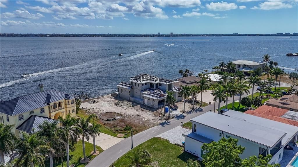 На продажу: $1,600,000 (0.26 acres)