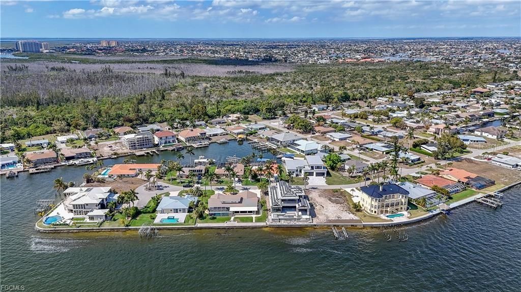 На продажу: $1,600,000 (0.26 acres)