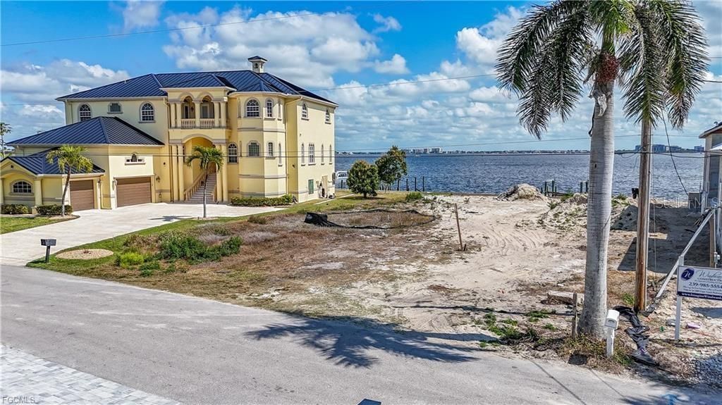 На продажу: $1,600,000 (0.26 acres)