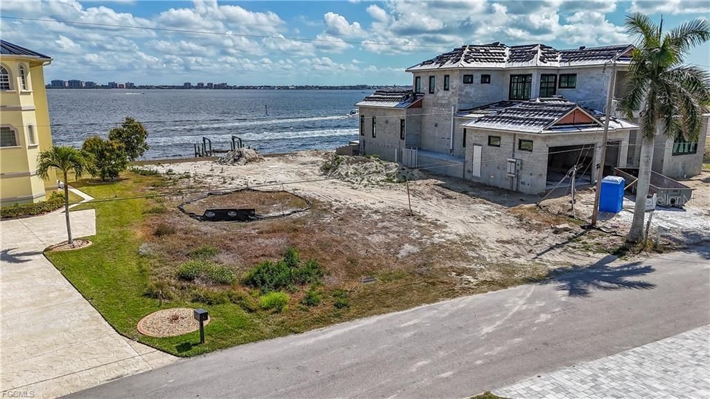 На продажу: $1,600,000 (0.26 acres)