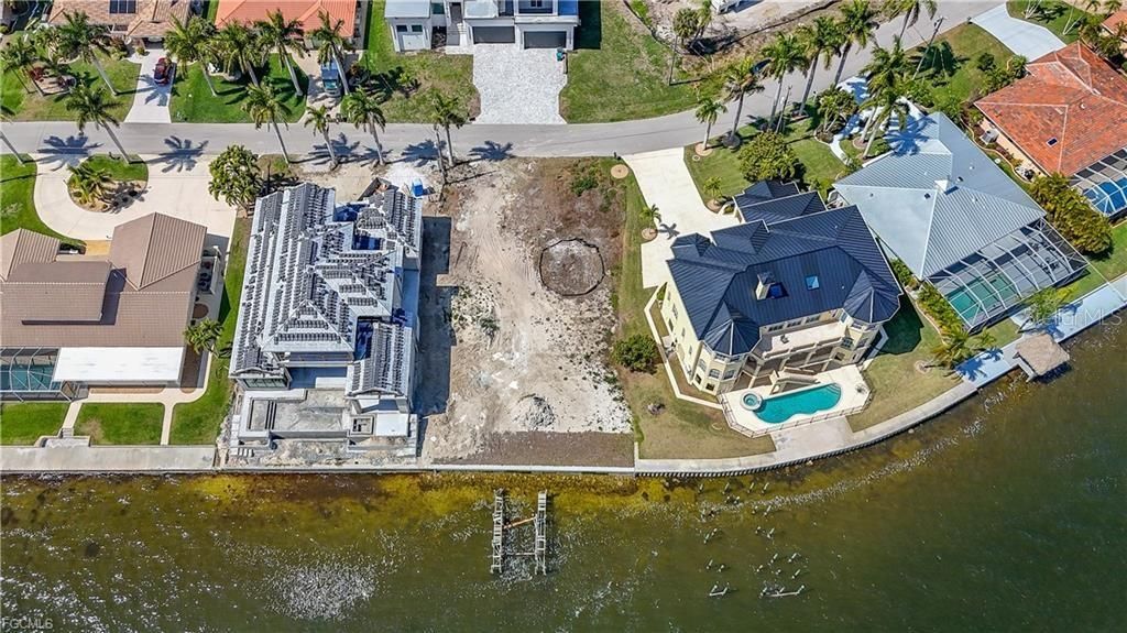 На продажу: $1,600,000 (0.26 acres)