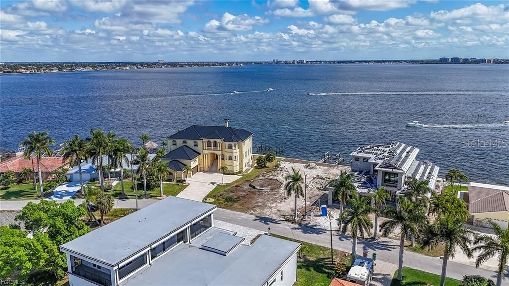 На продажу: $1,600,000 (0.26 acres)