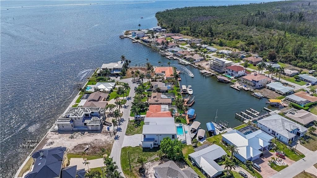 На продажу: $1,600,000 (0.26 acres)