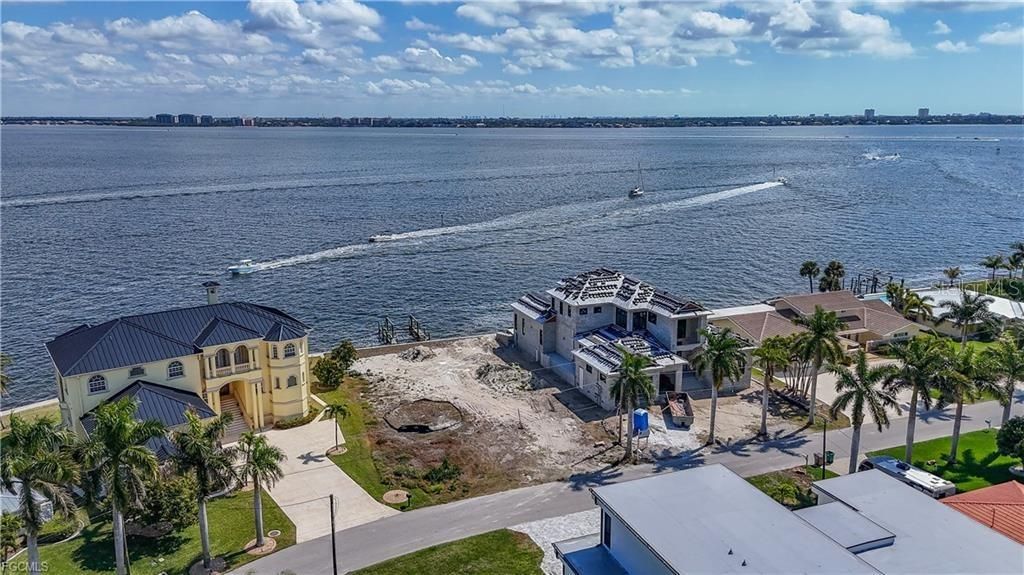 На продажу: $1,600,000 (0.26 acres)