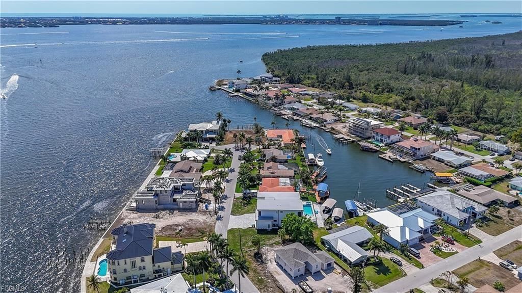 На продажу: $1,600,000 (0.26 acres)