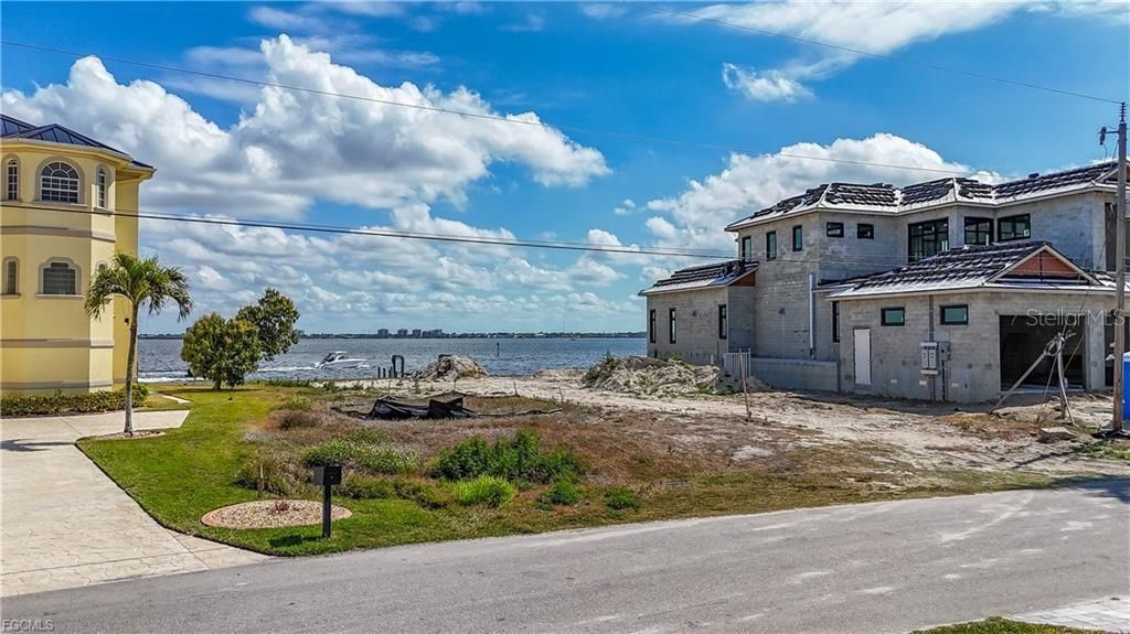 На продажу: $1,600,000 (0.26 acres)