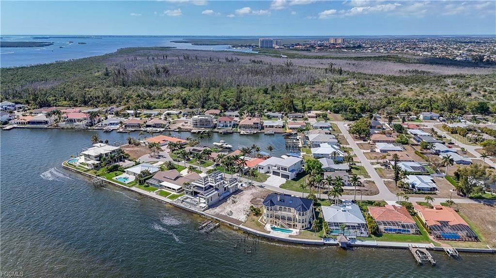 На продажу: $1,600,000 (0.26 acres)