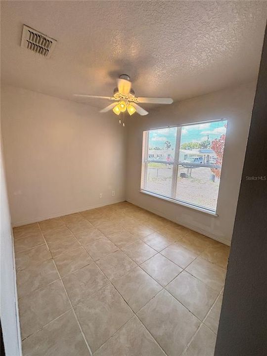 Activo con contrato: $1,899 (3 camas, 2 baños, 1204 Pies cuadrados)