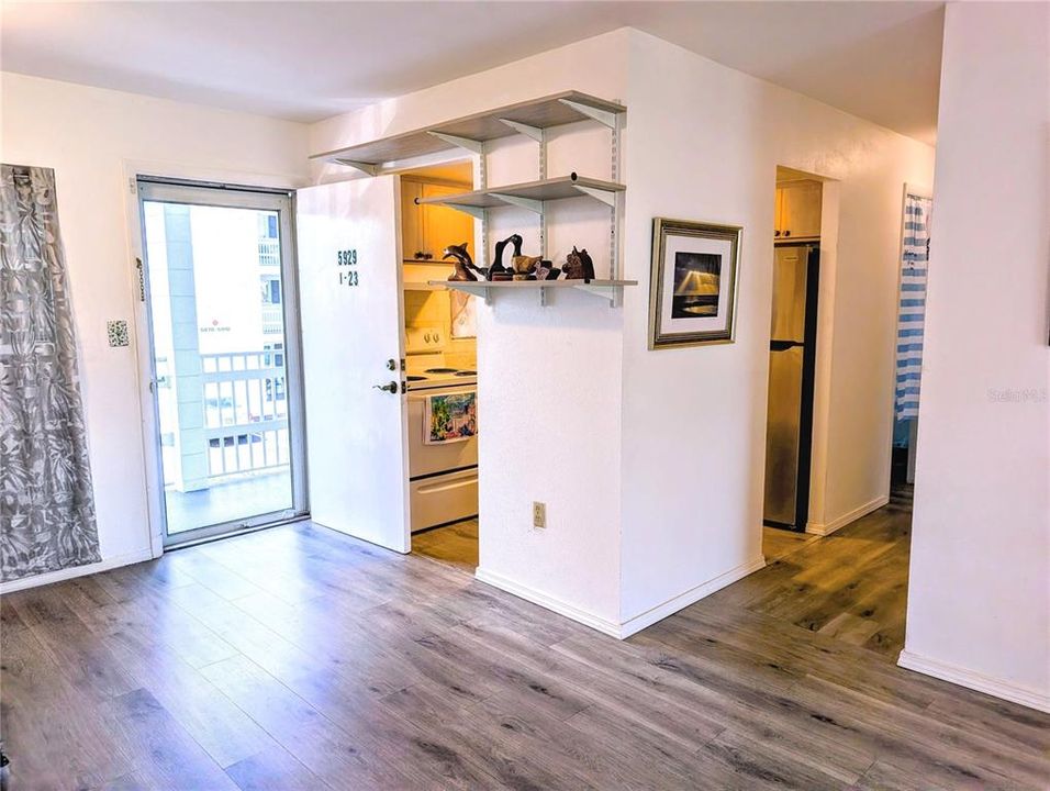 For Sale: $66,400 (1 beds, 1 baths, 576 Square Feet)
