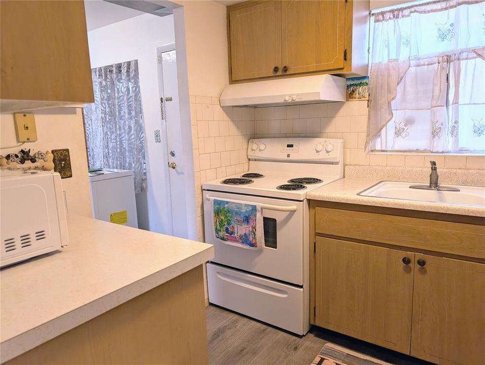 For Sale: $66,400 (1 beds, 1 baths, 576 Square Feet)