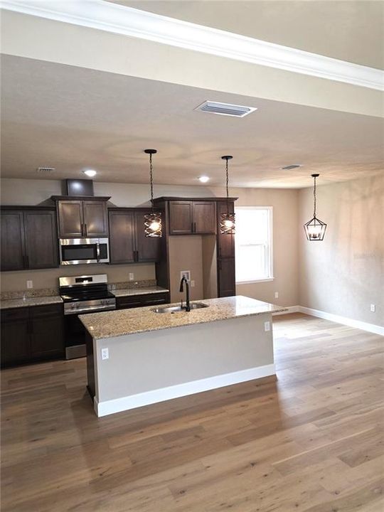 Activo con contrato: $288,000 (3 camas, 2 baños, 1314 Pies cuadrados)