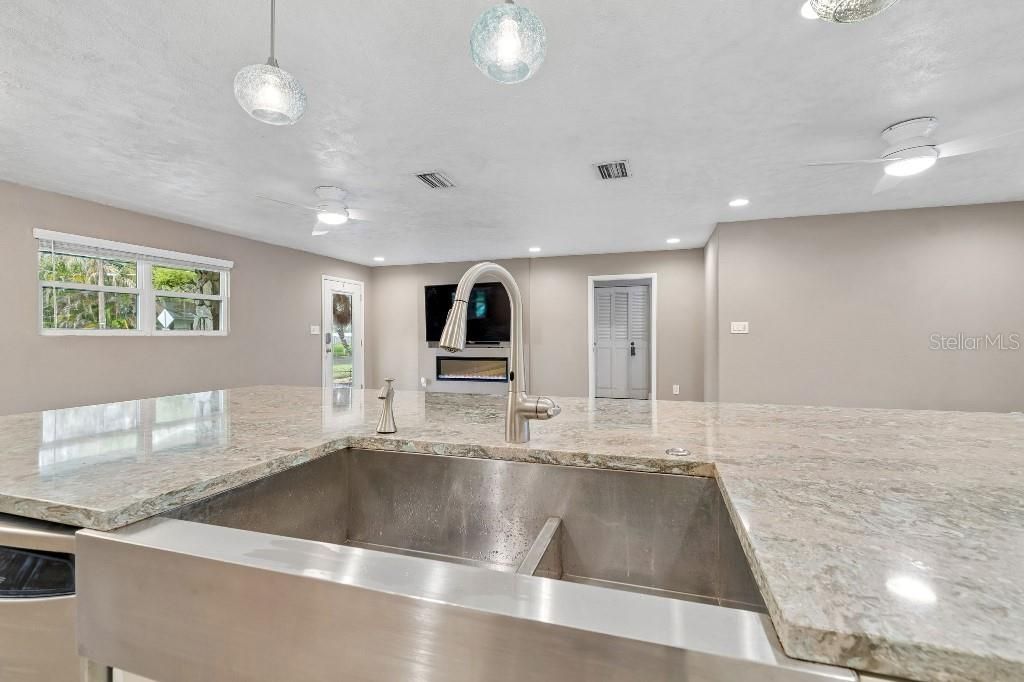 En Venta: $499,900 (4 camas, 3 baños, 1996 Pies cuadrados)