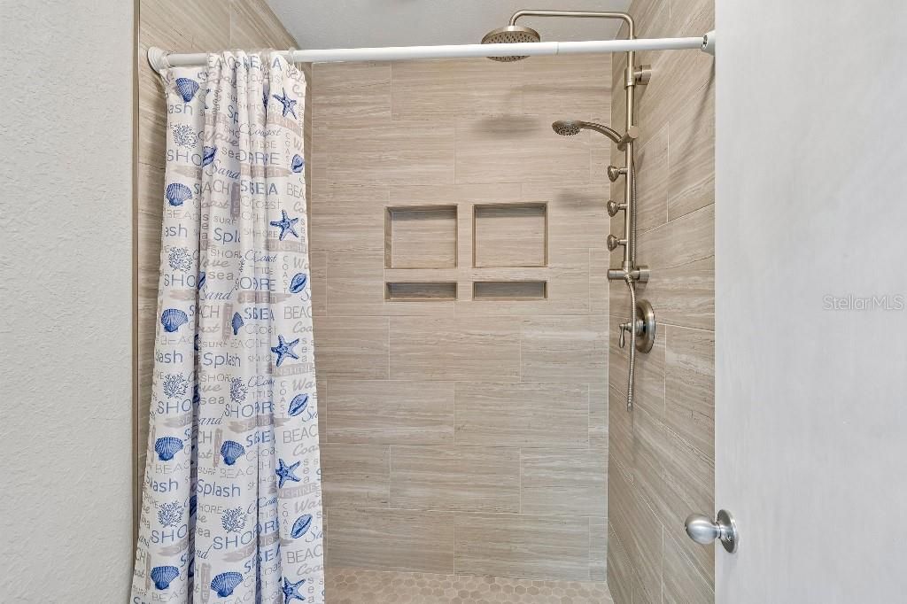 En Venta: $499,900 (4 camas, 3 baños, 1996 Pies cuadrados)
