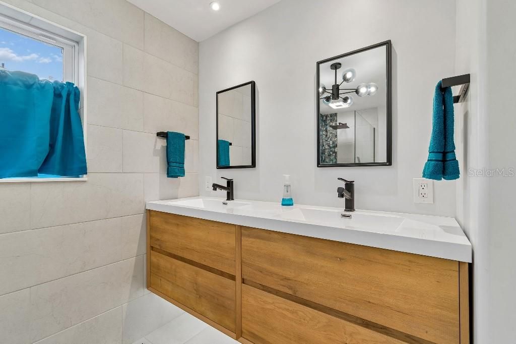 En Venta: $499,900 (4 camas, 3 baños, 1996 Pies cuadrados)