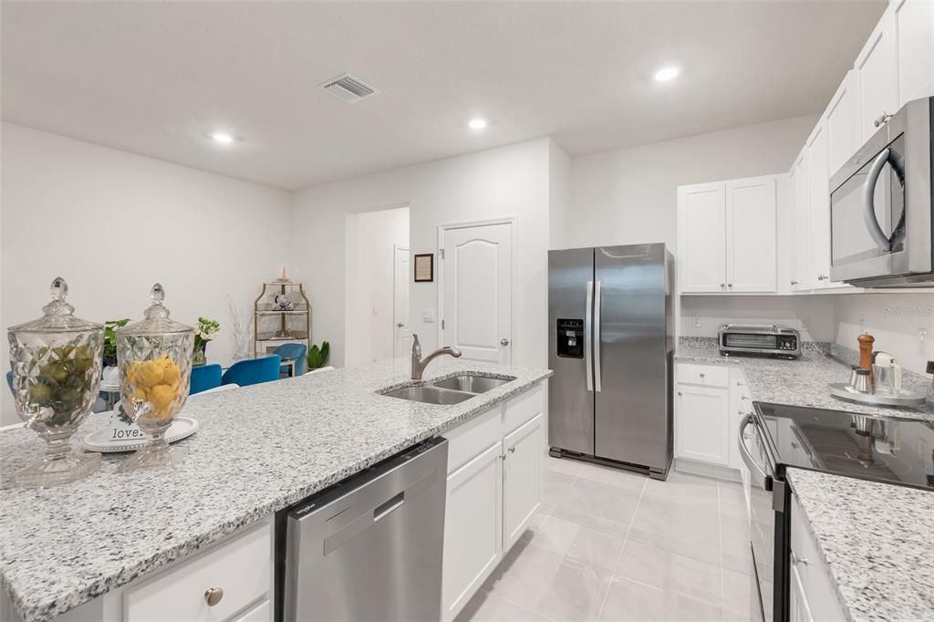 For Sale: $290,000 (3 beds, 2 baths, 1673 Square Feet)