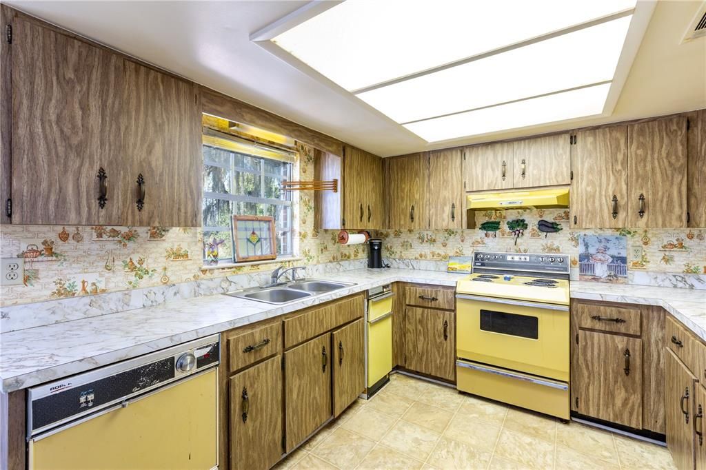 For Sale: $305,000 (3 beds, 2 baths, 1659 Square Feet)