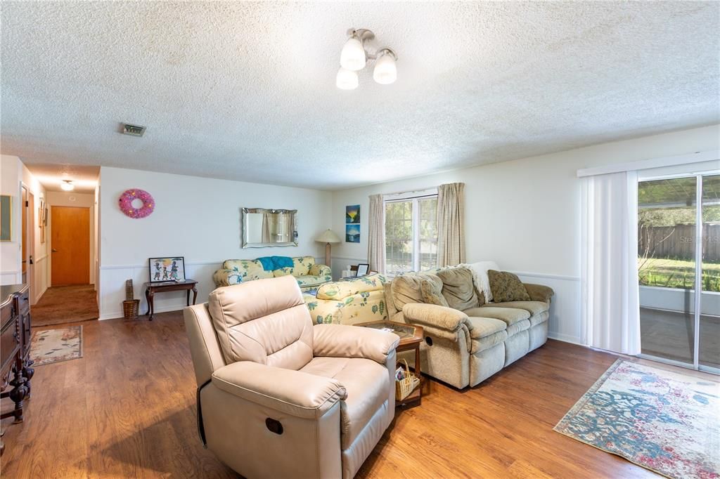 For Sale: $305,000 (3 beds, 2 baths, 1659 Square Feet)