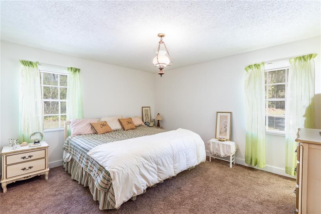 For Sale: $305,000 (3 beds, 2 baths, 1659 Square Feet)