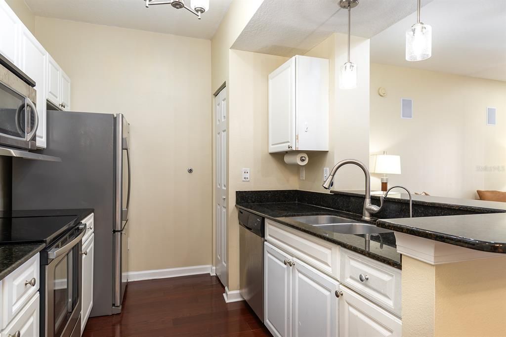 待售: $185,000 (2 贝兹, 2 浴室, 1041 平方英尺)