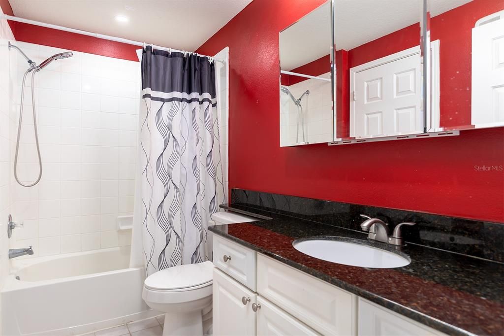 待售: $185,000 (2 贝兹, 2 浴室, 1041 平方英尺)