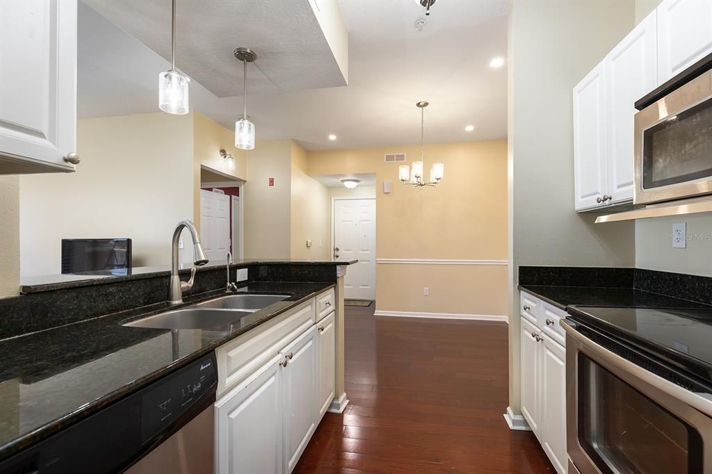 待售: $185,000 (2 贝兹, 2 浴室, 1041 平方英尺)